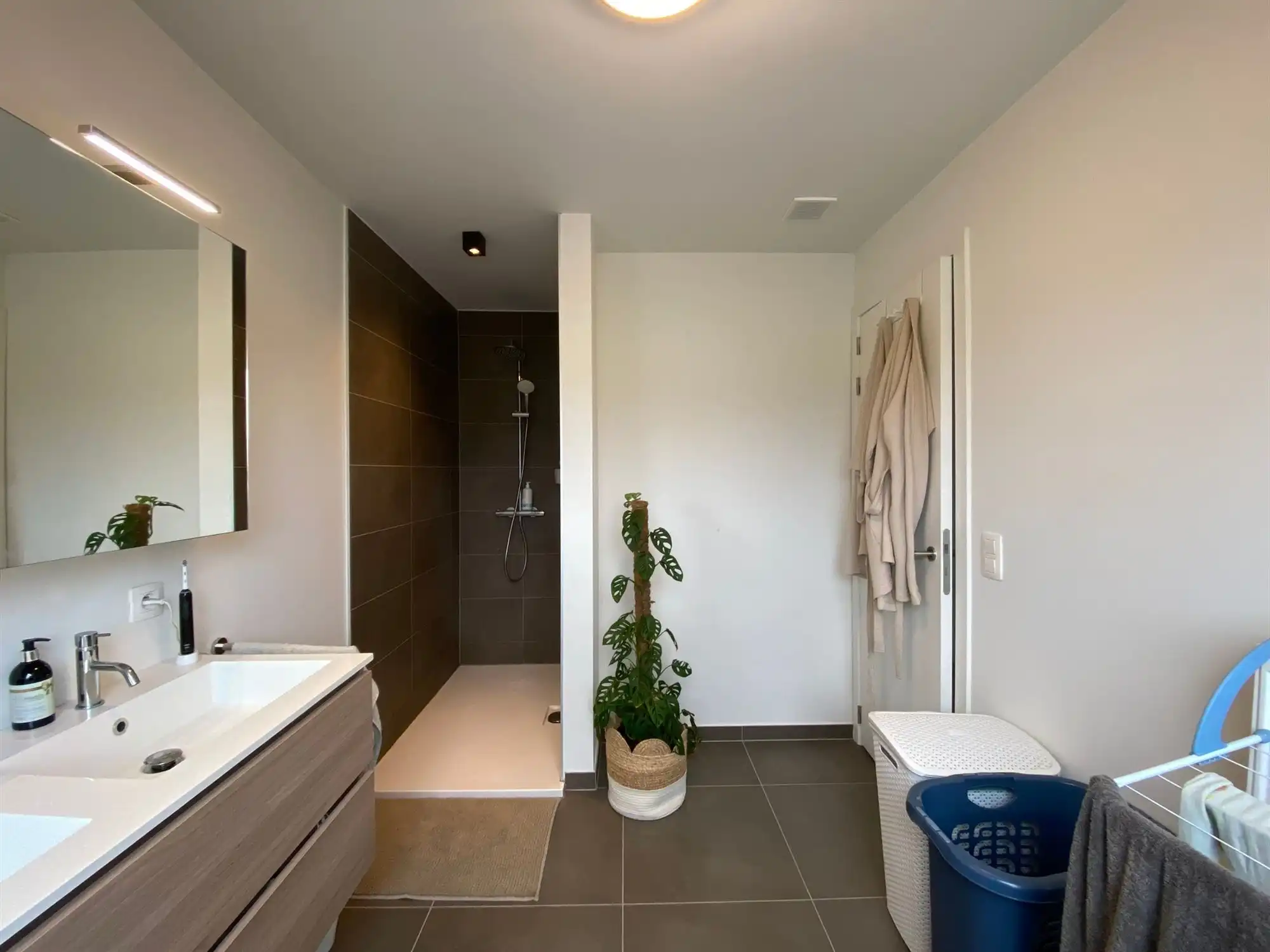 Mooi afgewerkte halfopen woning met 4 slaapkamers en inpandige garage foto 15