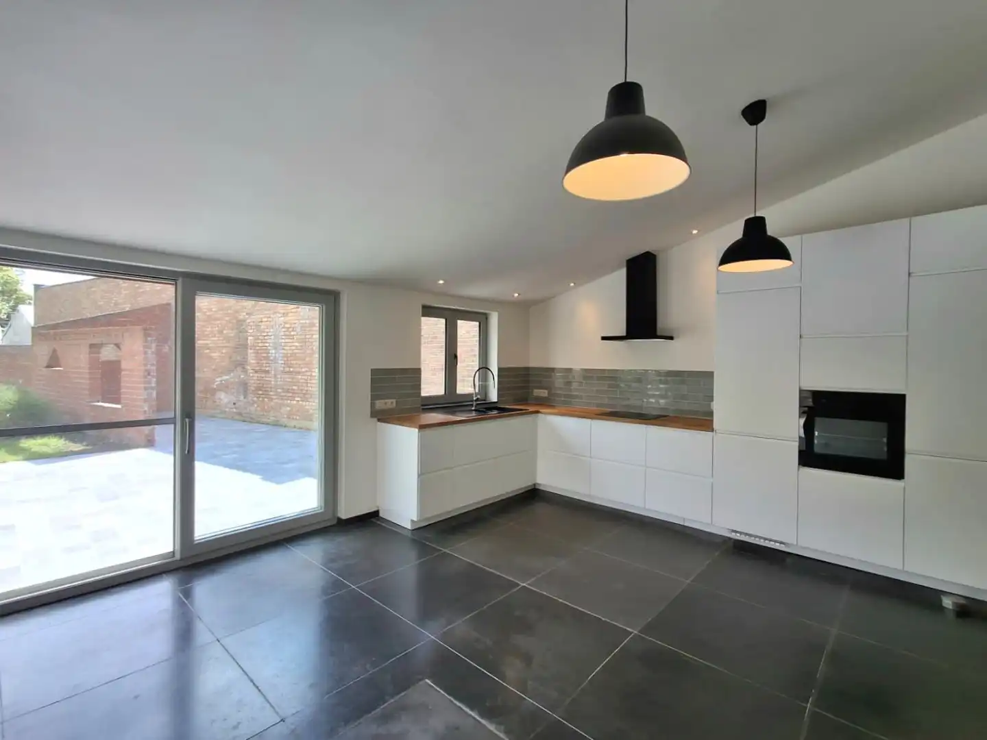 CHARMANT GERENOVEERDE WONING MET 3 SLPKS | CARPORT EN TUIN foto 6