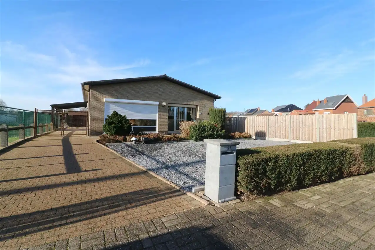Rustig gelegen gelijkvloerse woning met drie slaapkamers foto {{pictureIndex}}