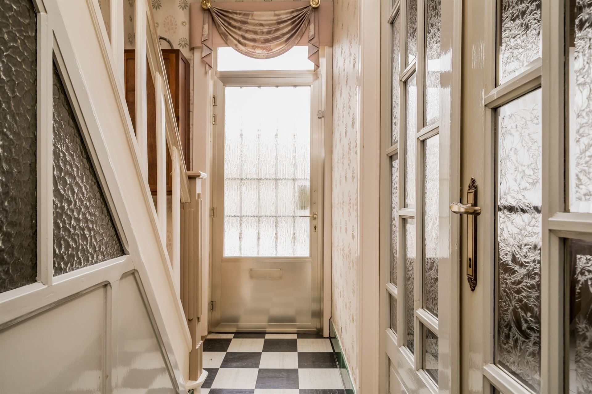 Te renoveren gezinswoning met veel opslagruimte! foto 5