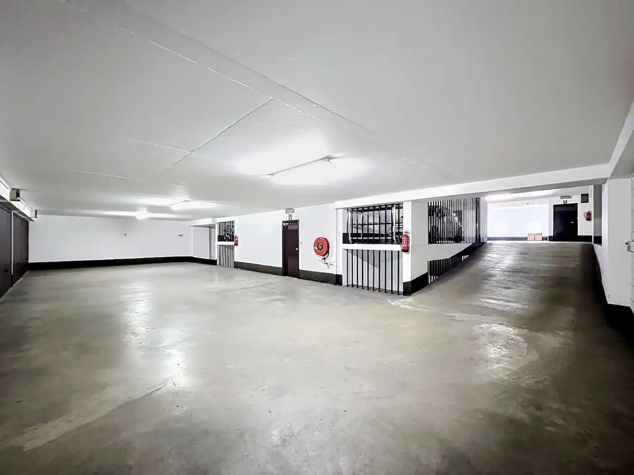 Ruime gesloten garagebox nabij Zeedijk en het Heldenplein, de garage is gelegen op het 4e verdiep. foto 3