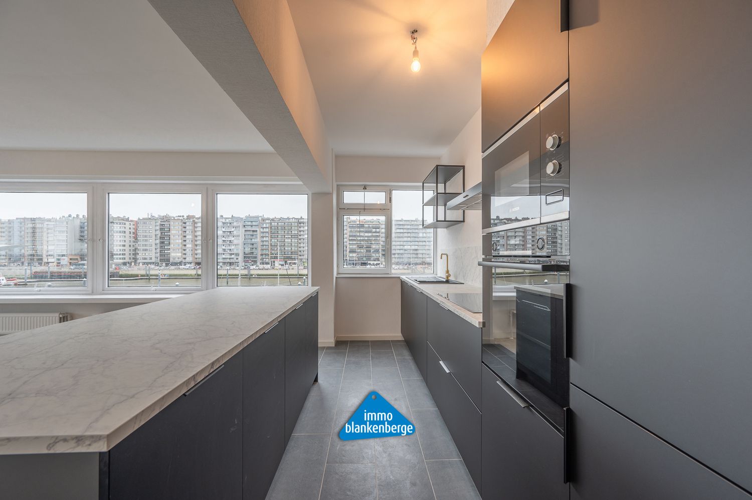 Prachtig gerenoveerd Hoekappartement met Havenzicht te Blankenberge foto 3