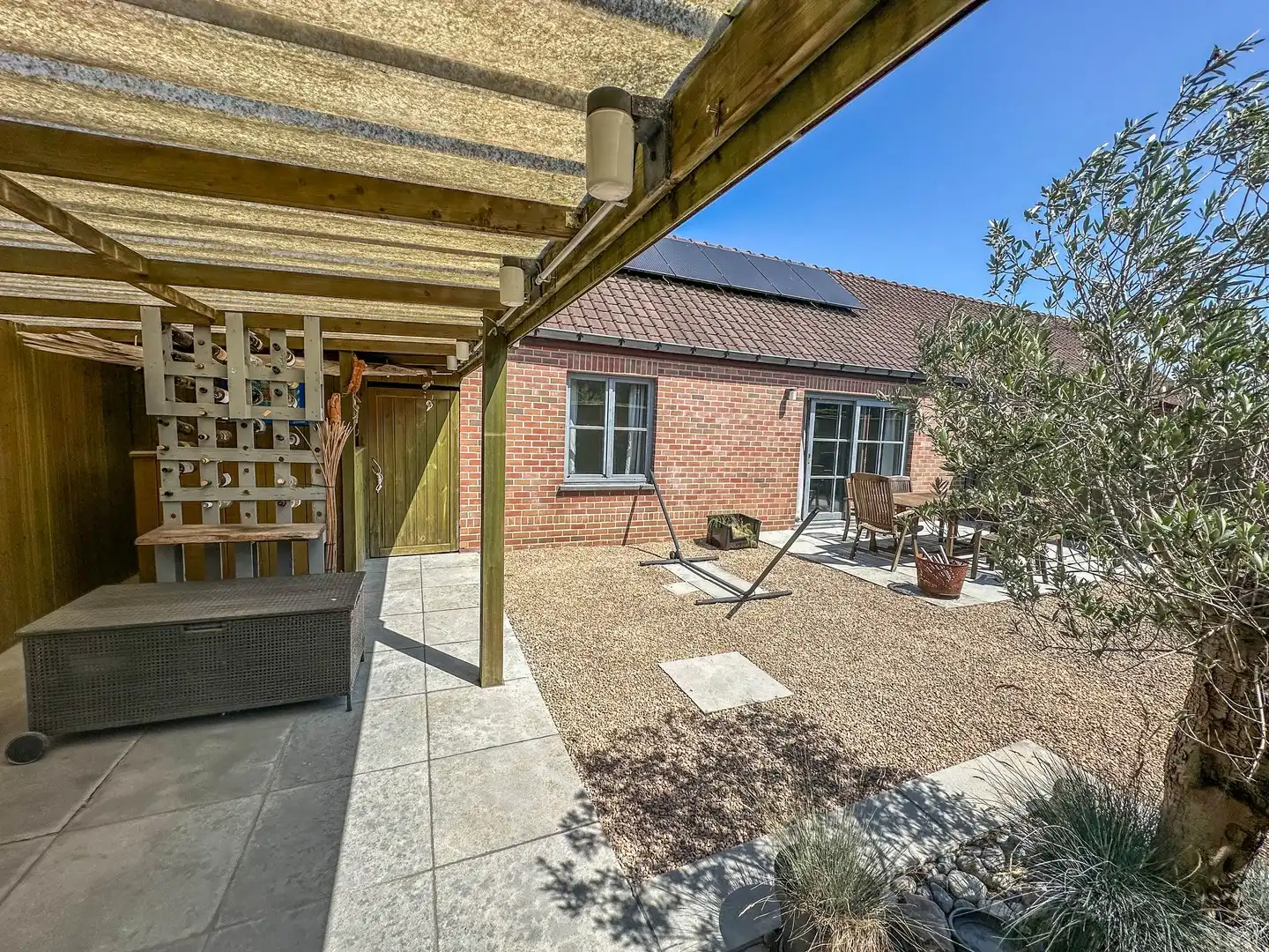 Verzorgde vakantiewoning met onderhoudsvriendelijke tuin en parking. foto 3