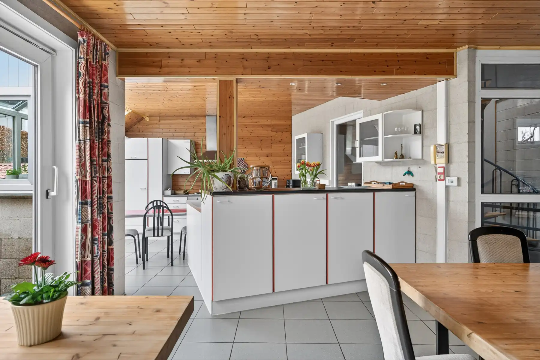 Ruime bel-étage met 4 slaapkamers en groen uitzicht foto 8