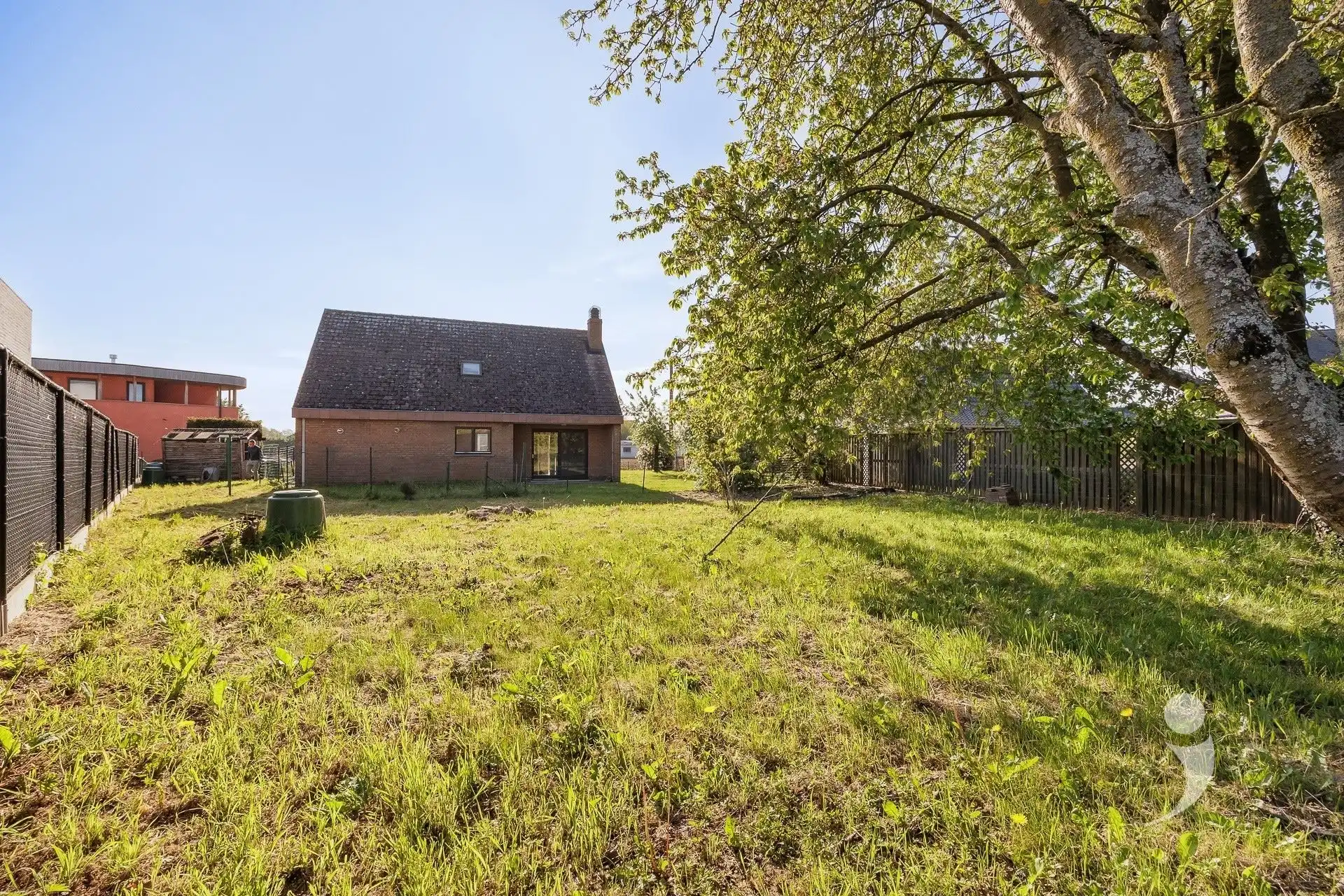 Ruime te renoveren woning met 3 slaapkamers foto 22