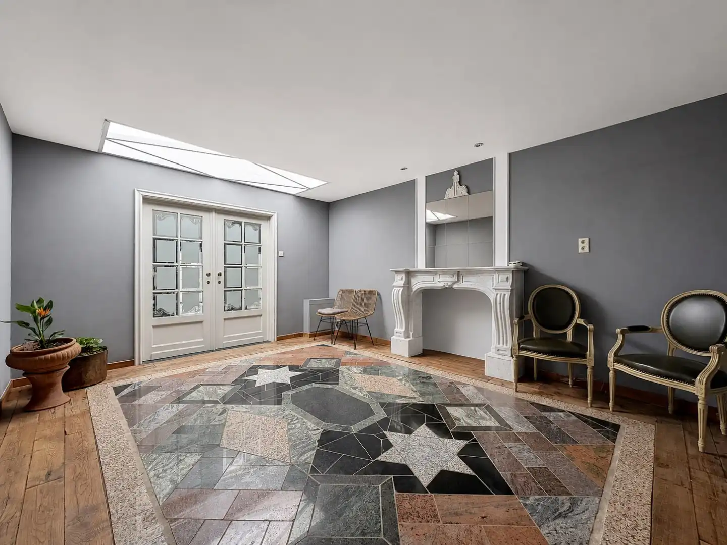 Exclusieve eigendom met handelsruimte, opbrengstappartementen en bouwgrond op toplocatie in Landen foto 6