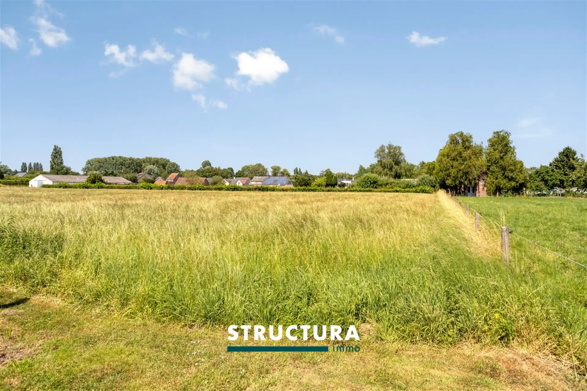 Villa met grote loods, omgeven door groen  foto 36