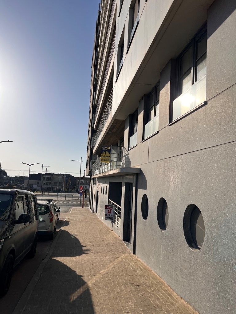 Luxueus appartement met breed terras en zijdelings zeezicht foto {{pictureIndex}}
