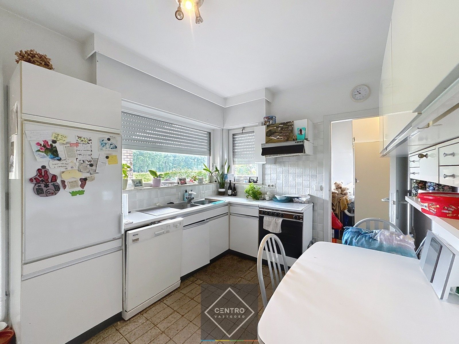 Verwarmd en geïsoleerd MAGAZIJN (250m²) met een te renoveren BUNGALOW (5 slpkms en garage) op AAA-locatie (op 1 km van afrit E40)! foto 4