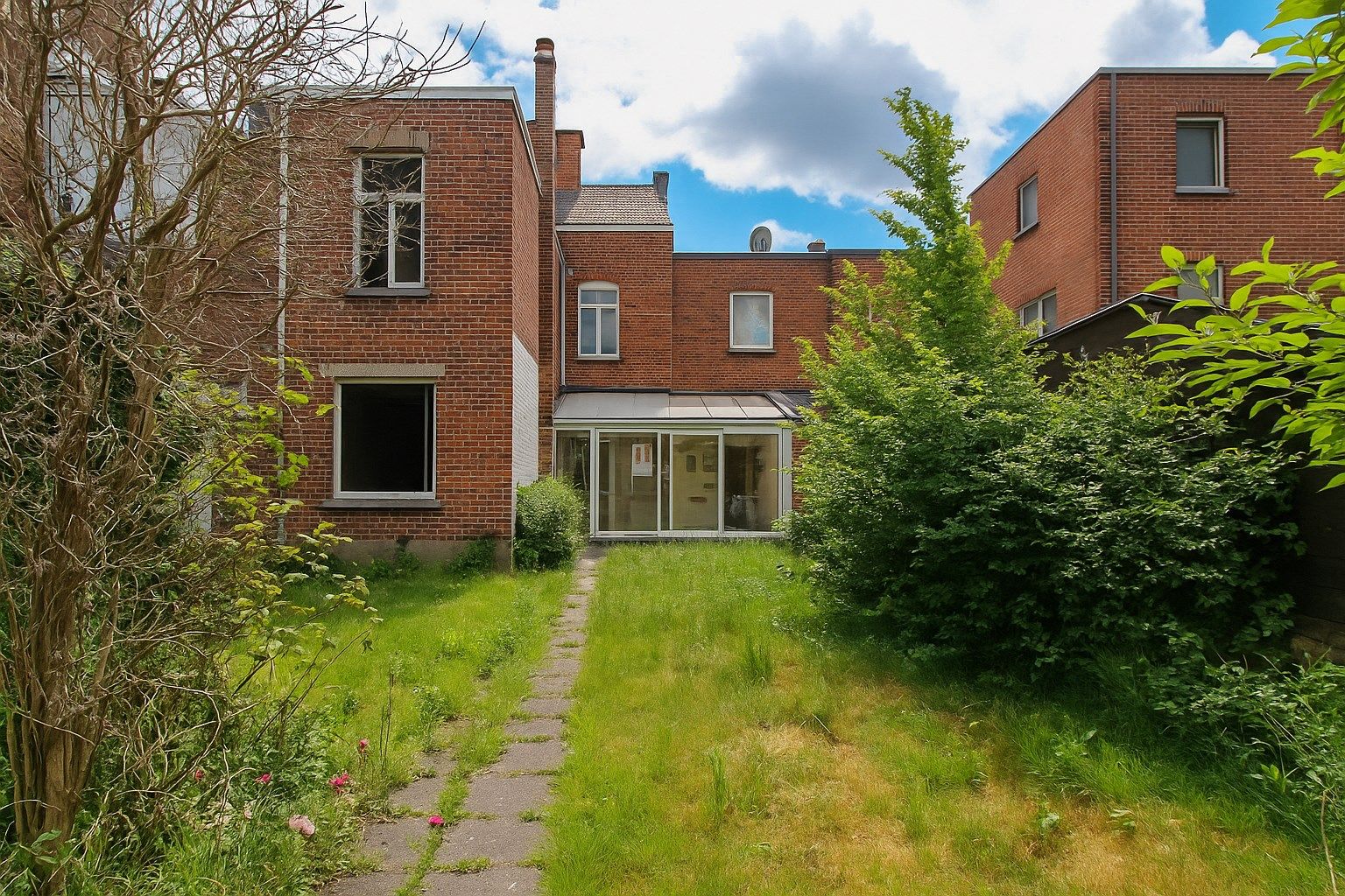 Hoofdfoto van de publicatie: Te koop: Te renoveren woning in het hart van Sint-Niklaas – karakter, ruimte én topligging!