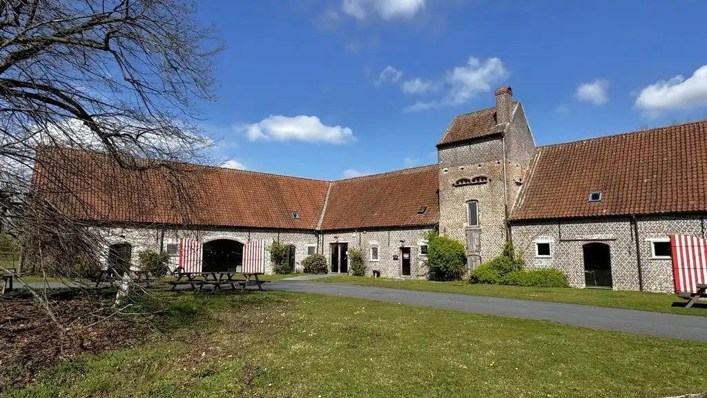 Rustig gelegen kantoorruimte te huur in gerenoveerde hoeve te Heusden foto {{pictureIndex}}