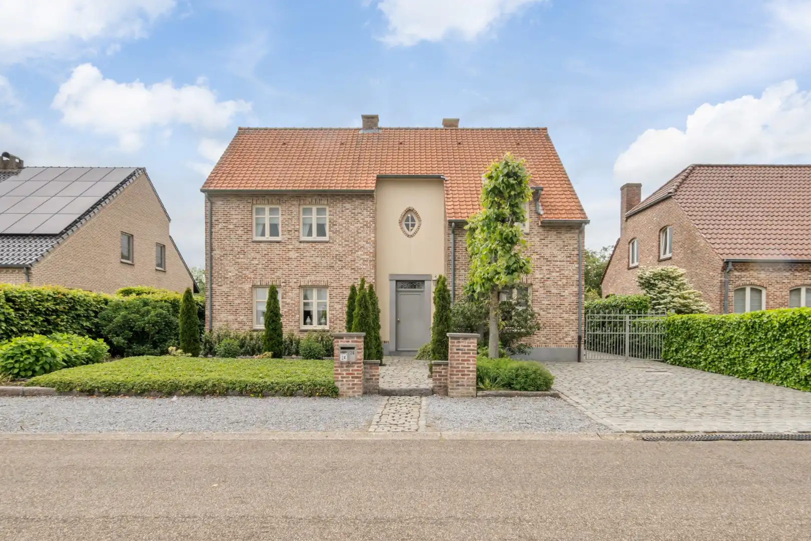 Stijlvolle, goed afgewerkte woning op een perceel van 6a32ca op een rustige locatie te Kinrooi!  foto {{pictureIndex}}