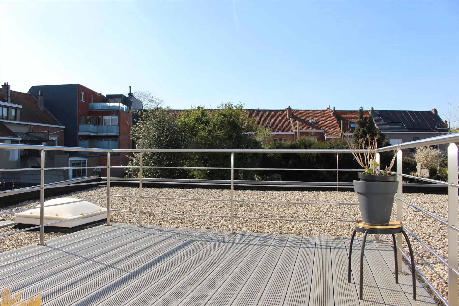 Appartement op eerste verdieping met groot terras. foto 2