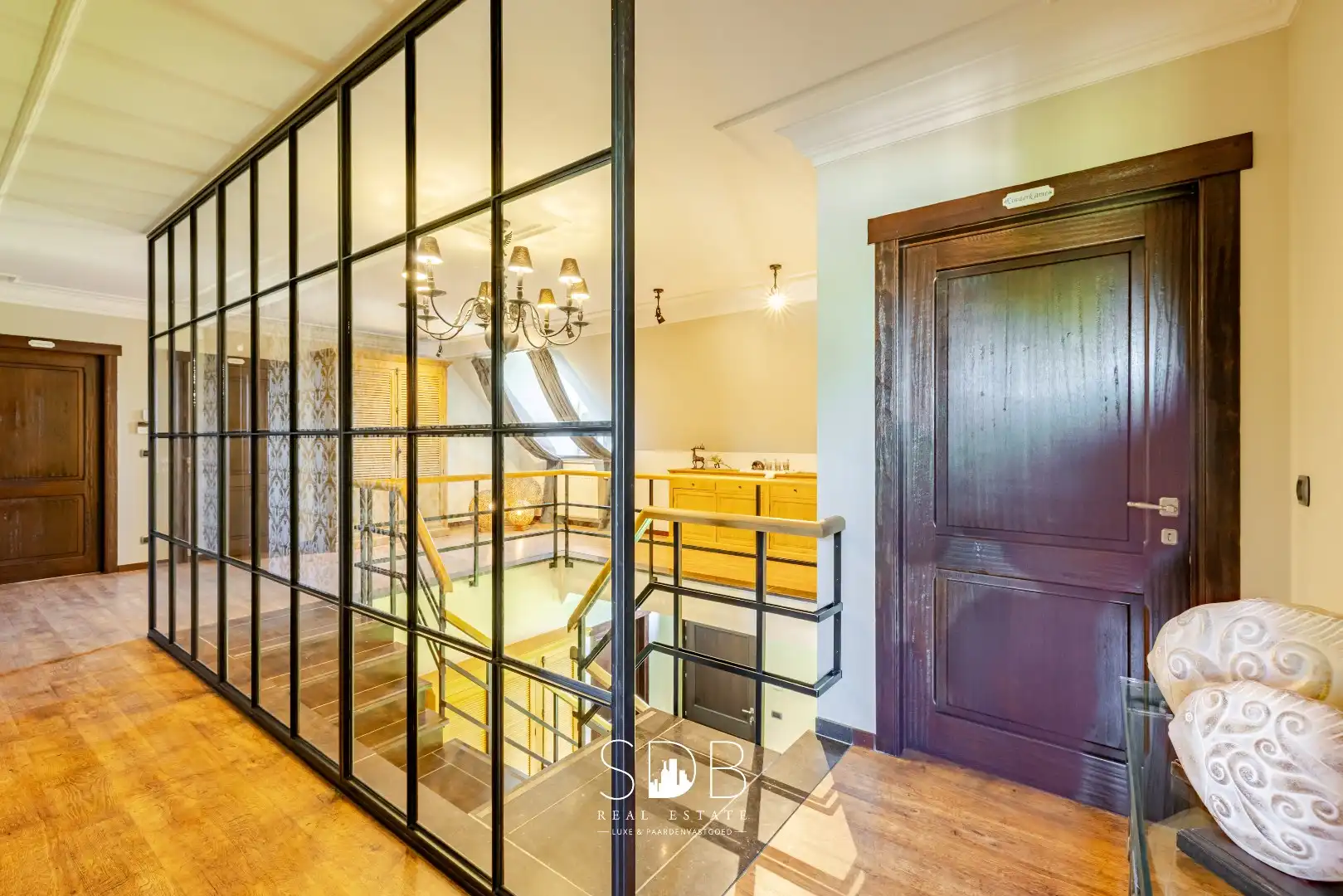 Prachtige stijlvolle woning met bijgebouwen, buitenpiste en graslanden  foto 20