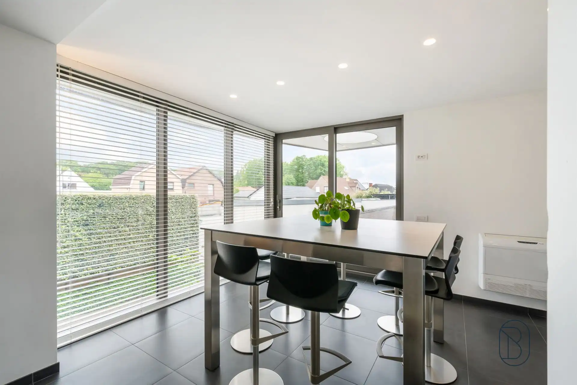 Commercieel gelegen kantoor/praktijk + woonst met atelier foto 23