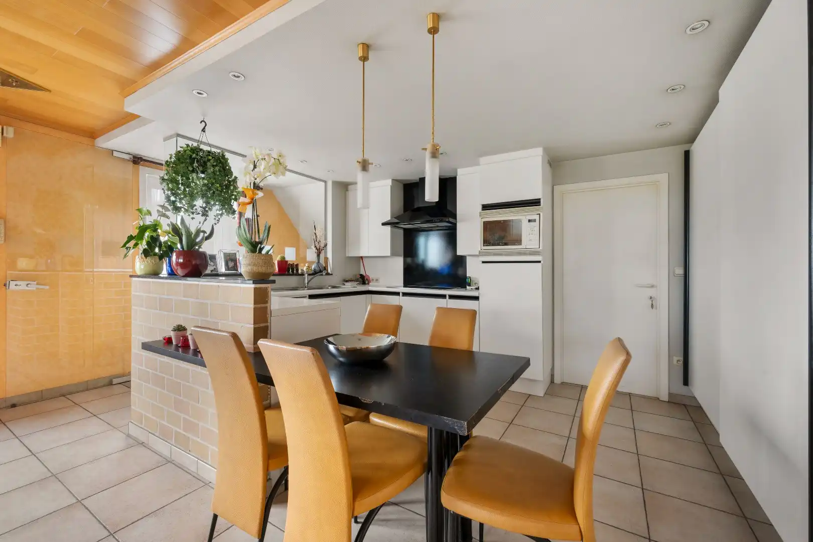 COMMERCIËLE HANDELSWOONST MET 3 SLPKS, GROTE GARAGE EN GUNSTIG EPC foto 12