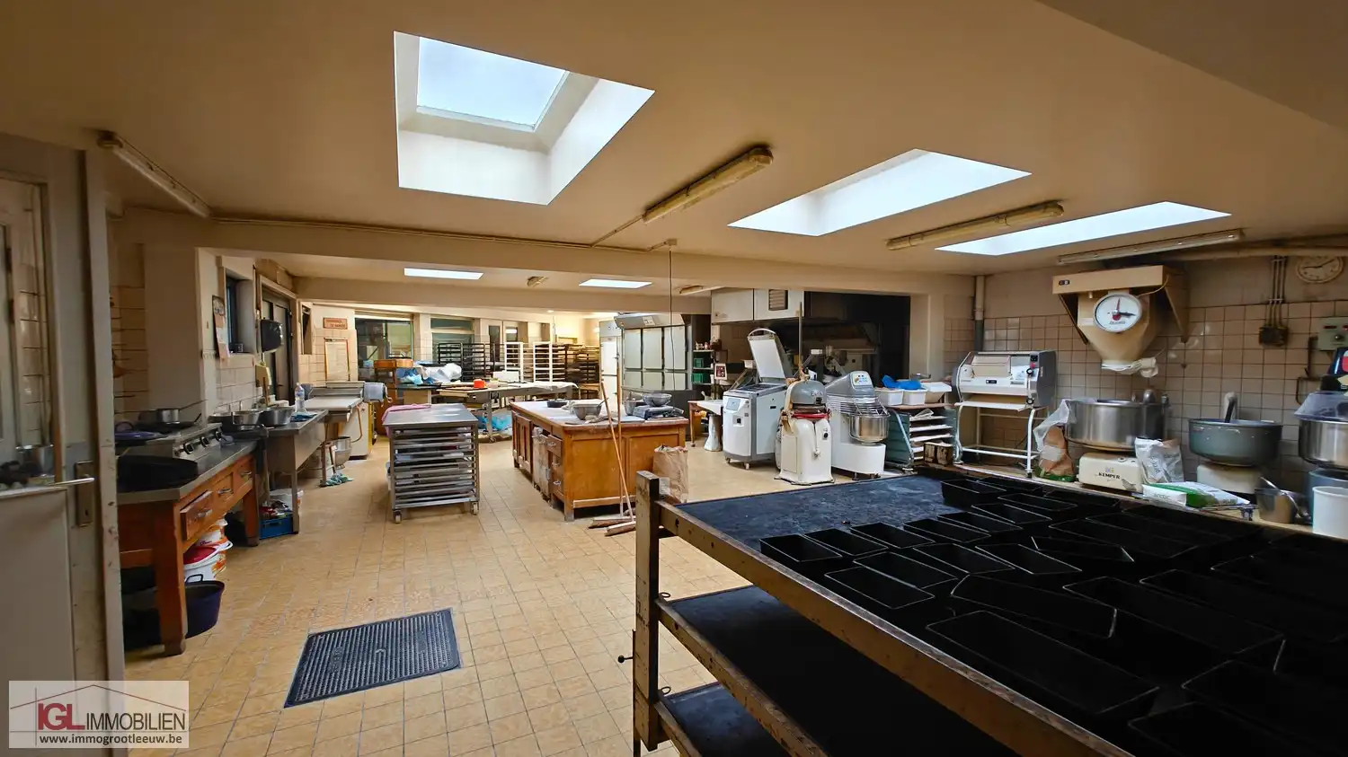 Handelspand op topliging met optimale zichtbaarheid langsheen Bergensesteenweg met veel parking en twee woongelegenheden! foto 6