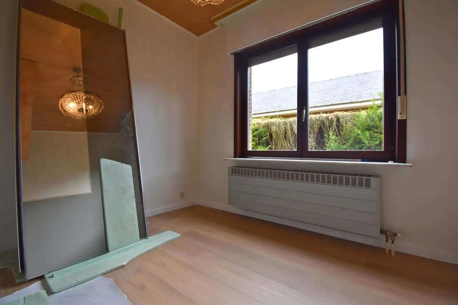 Te huur – Charmante bungalow met 2 slaapkamers, garage en tuin in rustige woonwijk te Sint-Pieters-Leeuw foto 7