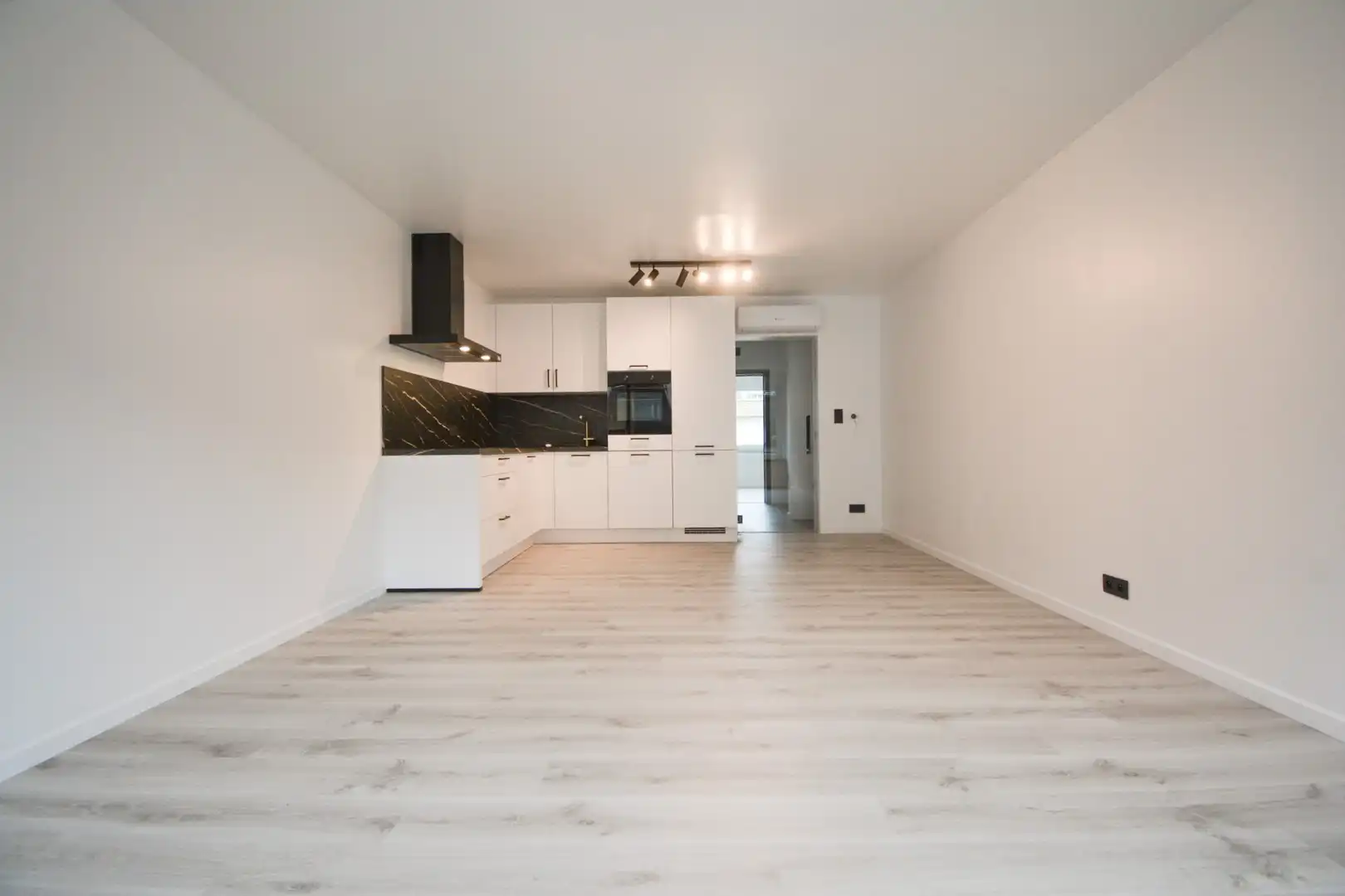 Instapklaar gelijkvloers appartement met garage te Roeselare foto 2