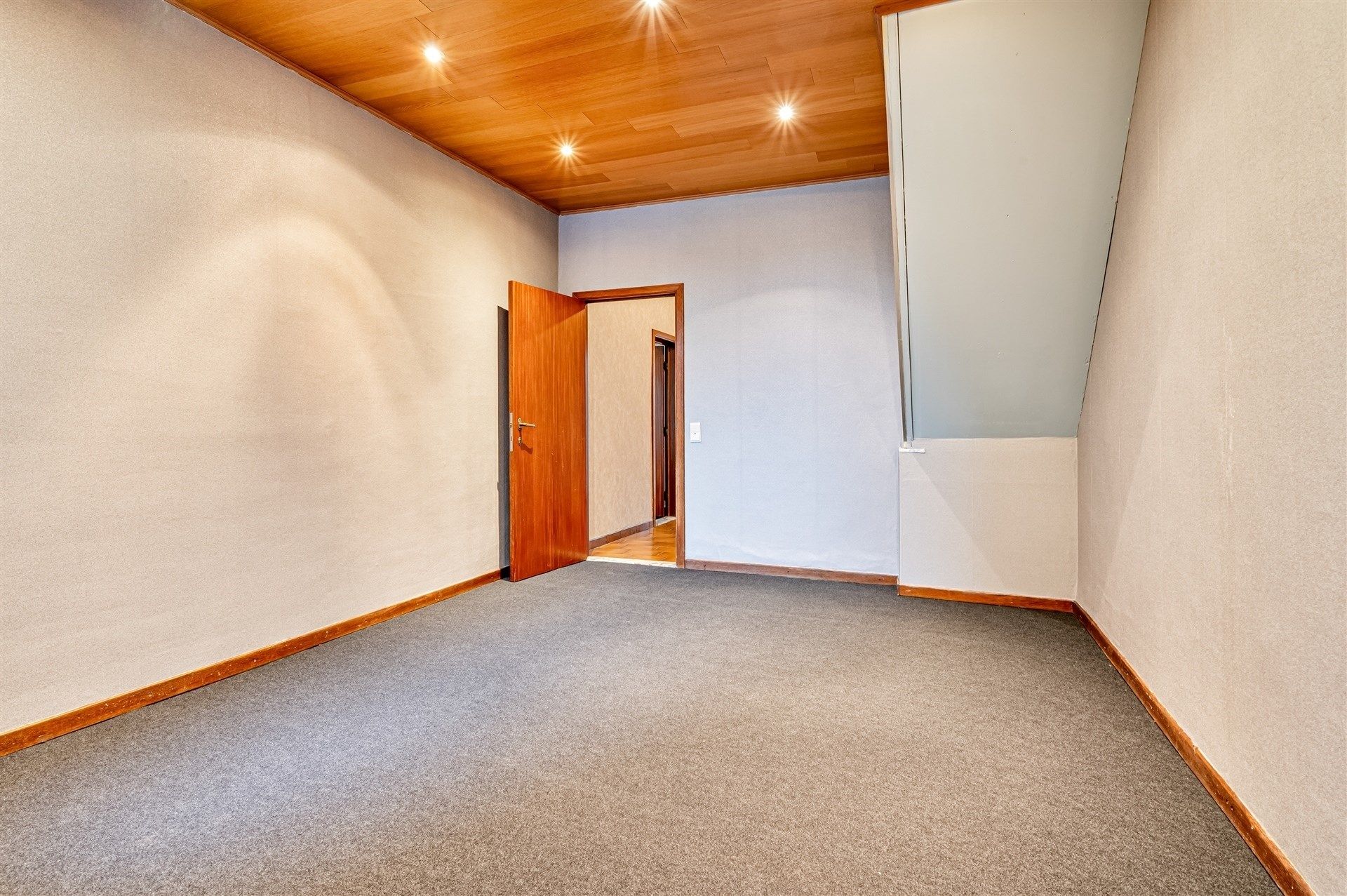 Bijzonder ruime woning met tuin en garage foto 12