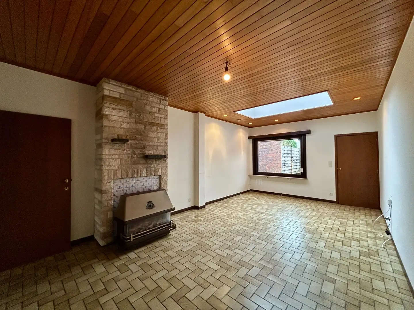 Karaktervolle rijwoning met tuin en garage te Izegem! foto 3