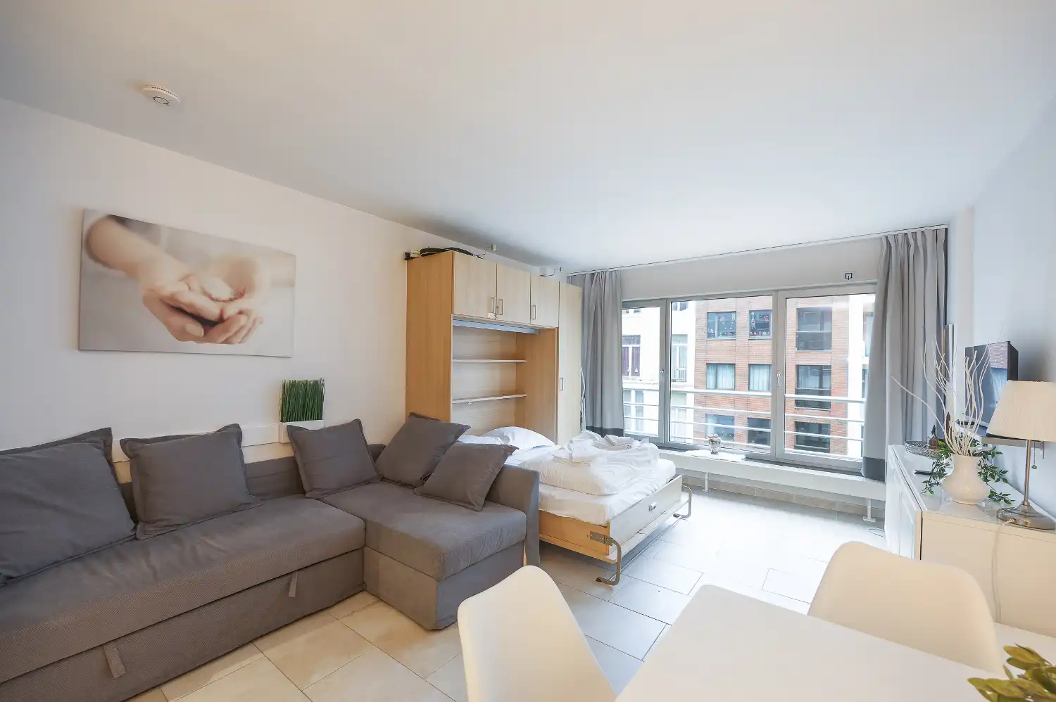 Gemeubelde studio te huur op steenworp van het strand foto 2