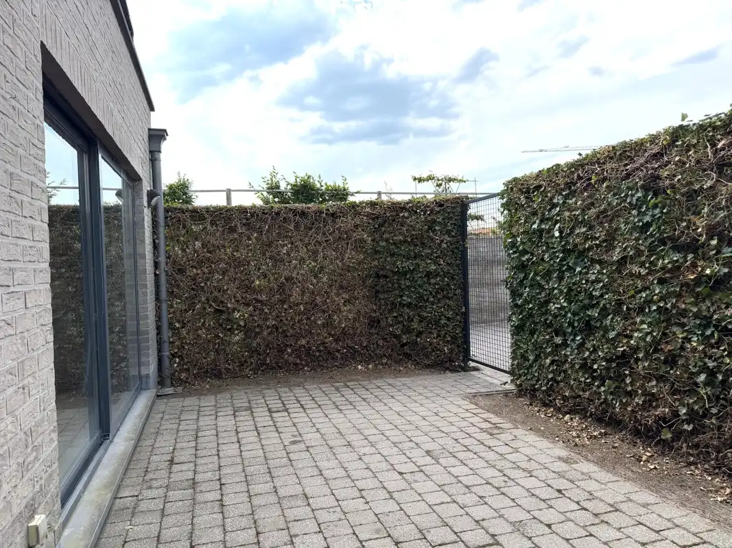 Ruim gelijkvloersappartement met 2 slaapkamers, omheind terras en garage met automatische poort. foto 13
