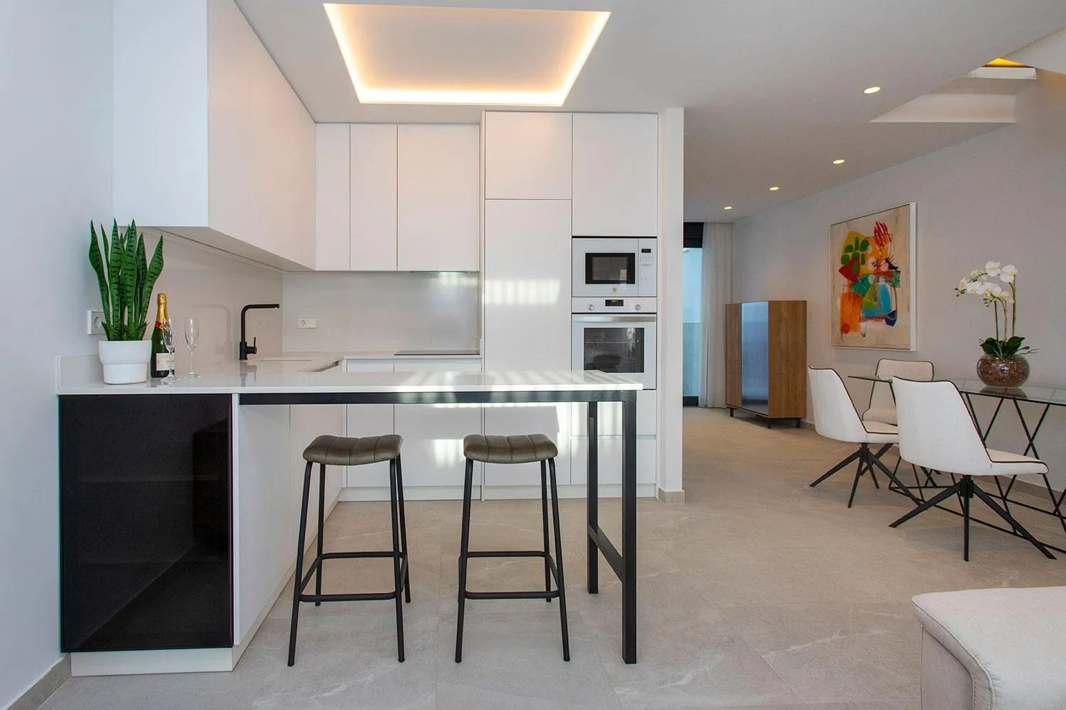 Strak design en strandleven gecombineerd: instapklare luxe woning in hartje Torre de la Horadada foto 11