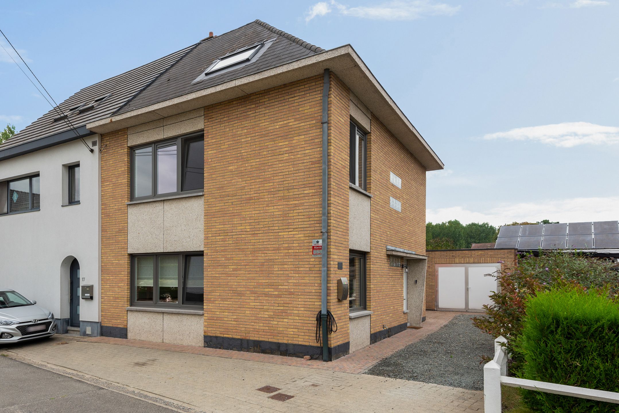 Hoofdfoto van de publicatie: Instapkl. Half-open woning met 3 slpk, polyv. zolder, gar., oprit en tuin