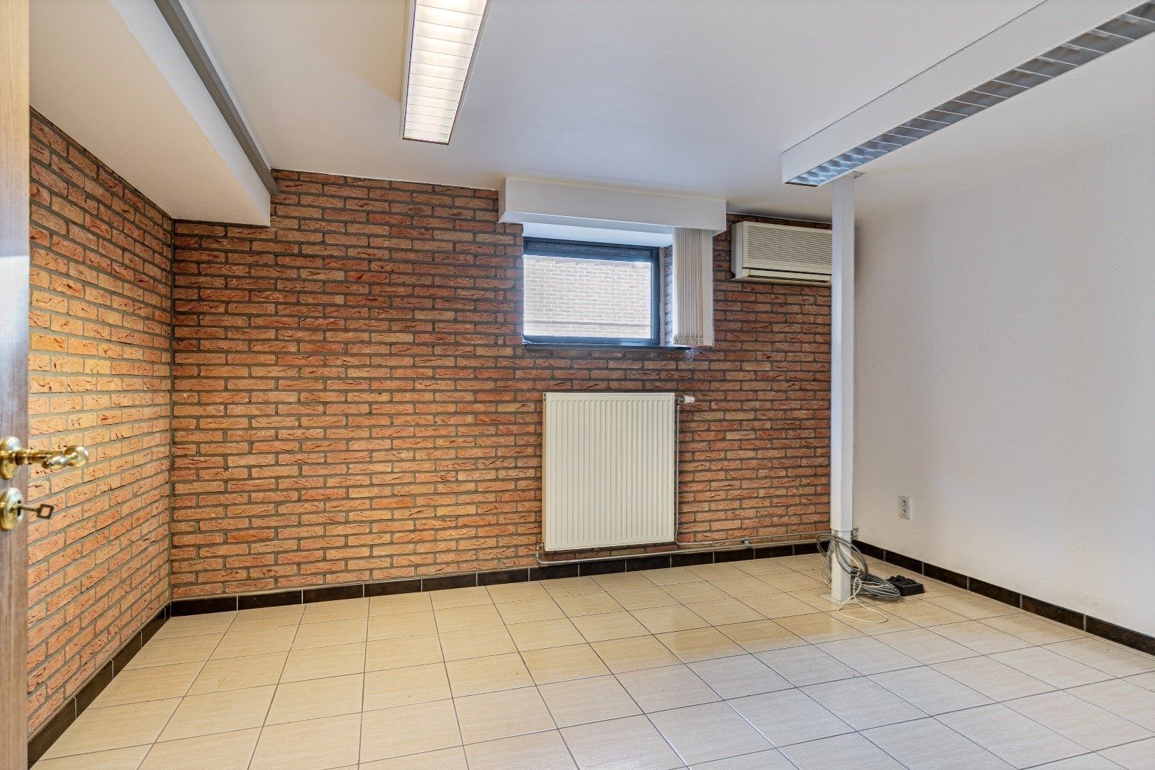 Goed gelegen handelspand, 277m², 2 garageboxen, E-label B foto 25