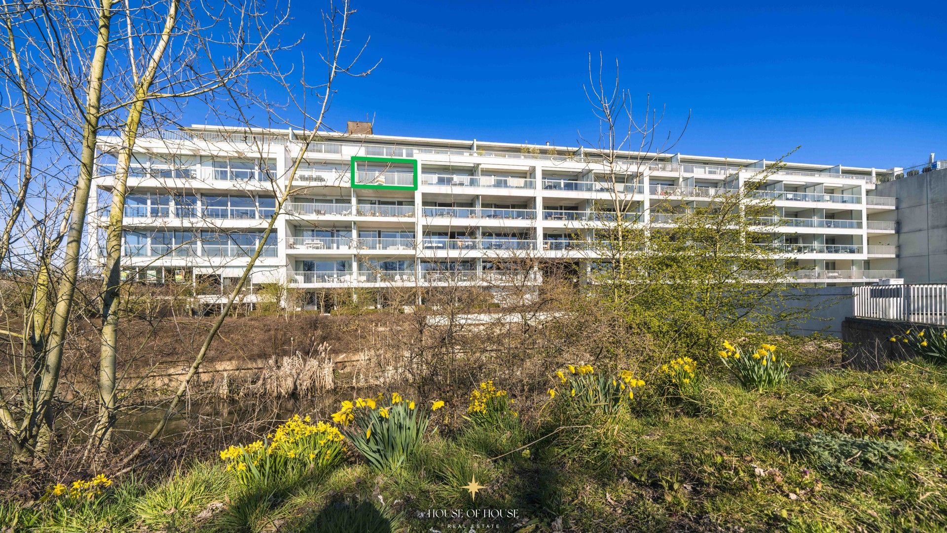 Zonnig en ruim appartement op vierde verdieping met prachtige uitzichten foto 2