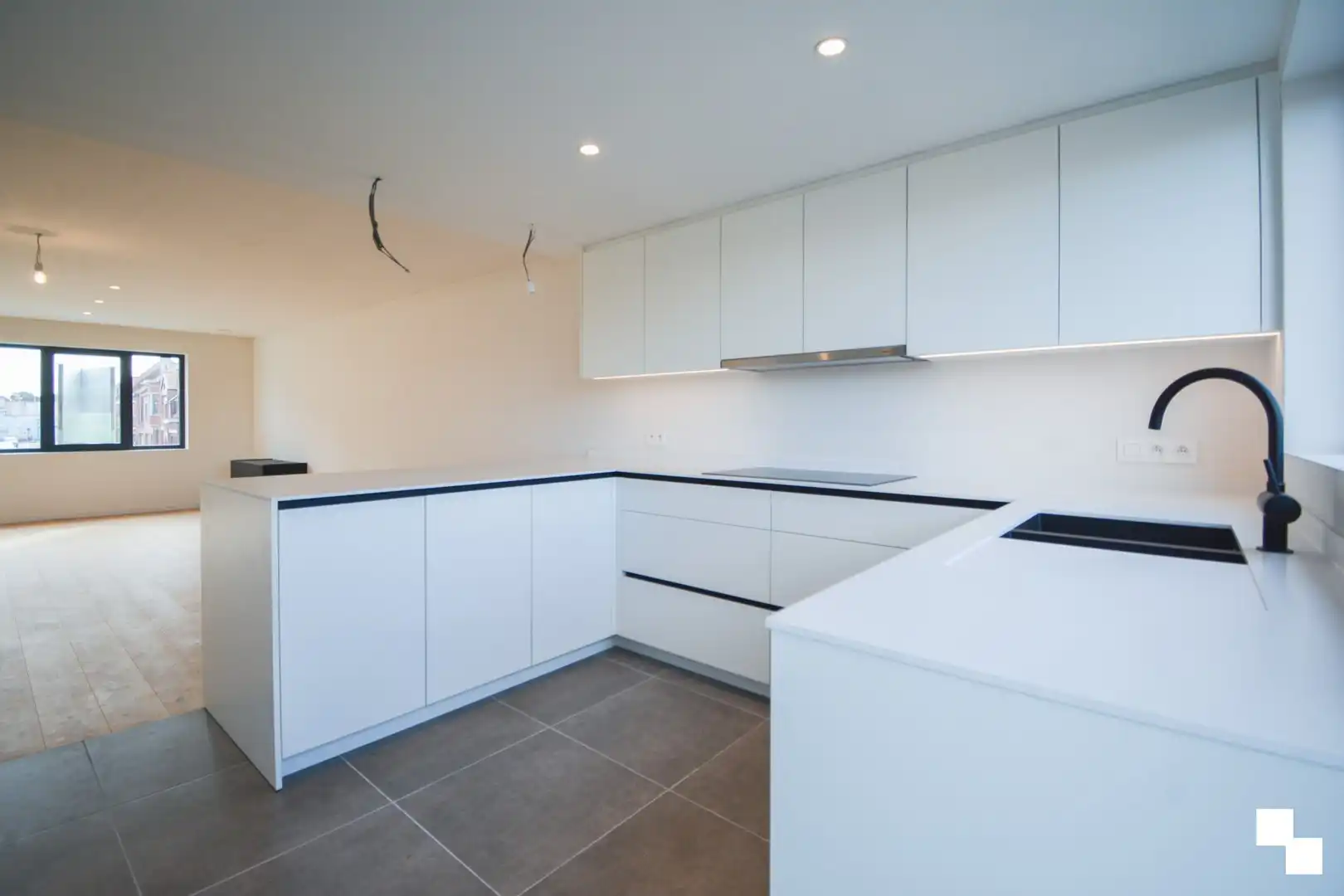 Tweeslaapkamer appartement met garage nabij het centrum van Izegem foto 2