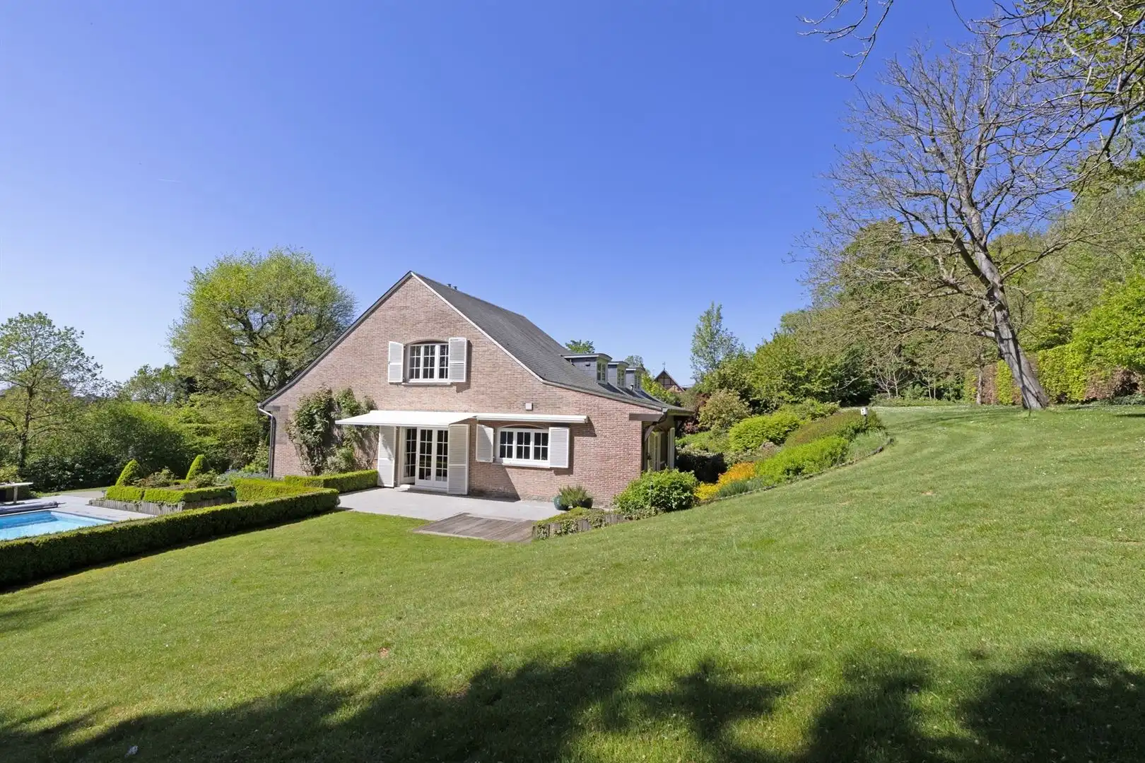 Tijdloze villa in het groen nabij de stad foto 25