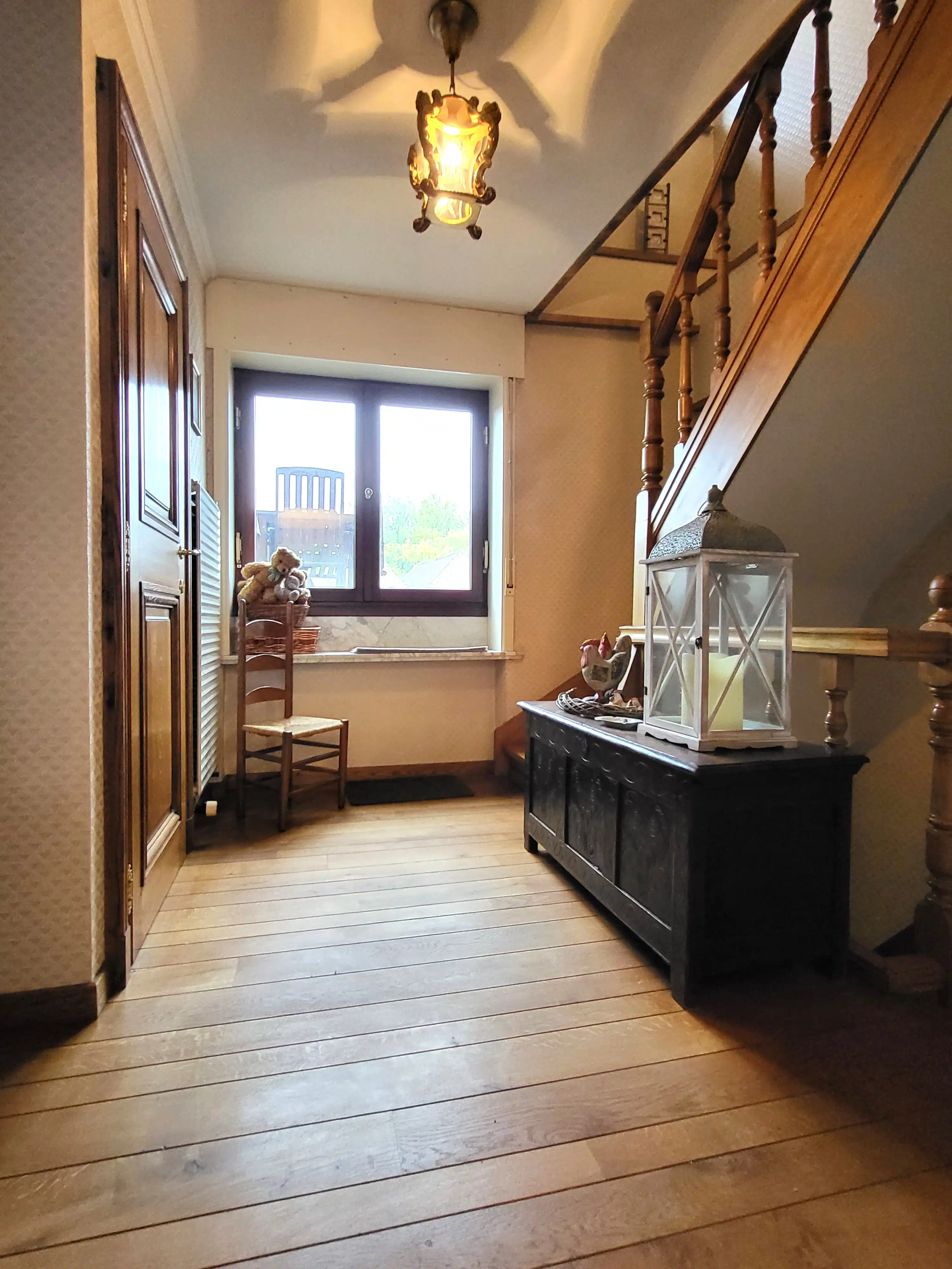 Dit veelzijdige pand met een grondoppervlakte van 240 m² combineert een ruime commerciële gelijkvloerse verdieping met een comfortabel appartement op de eerste verdieping. foto 10