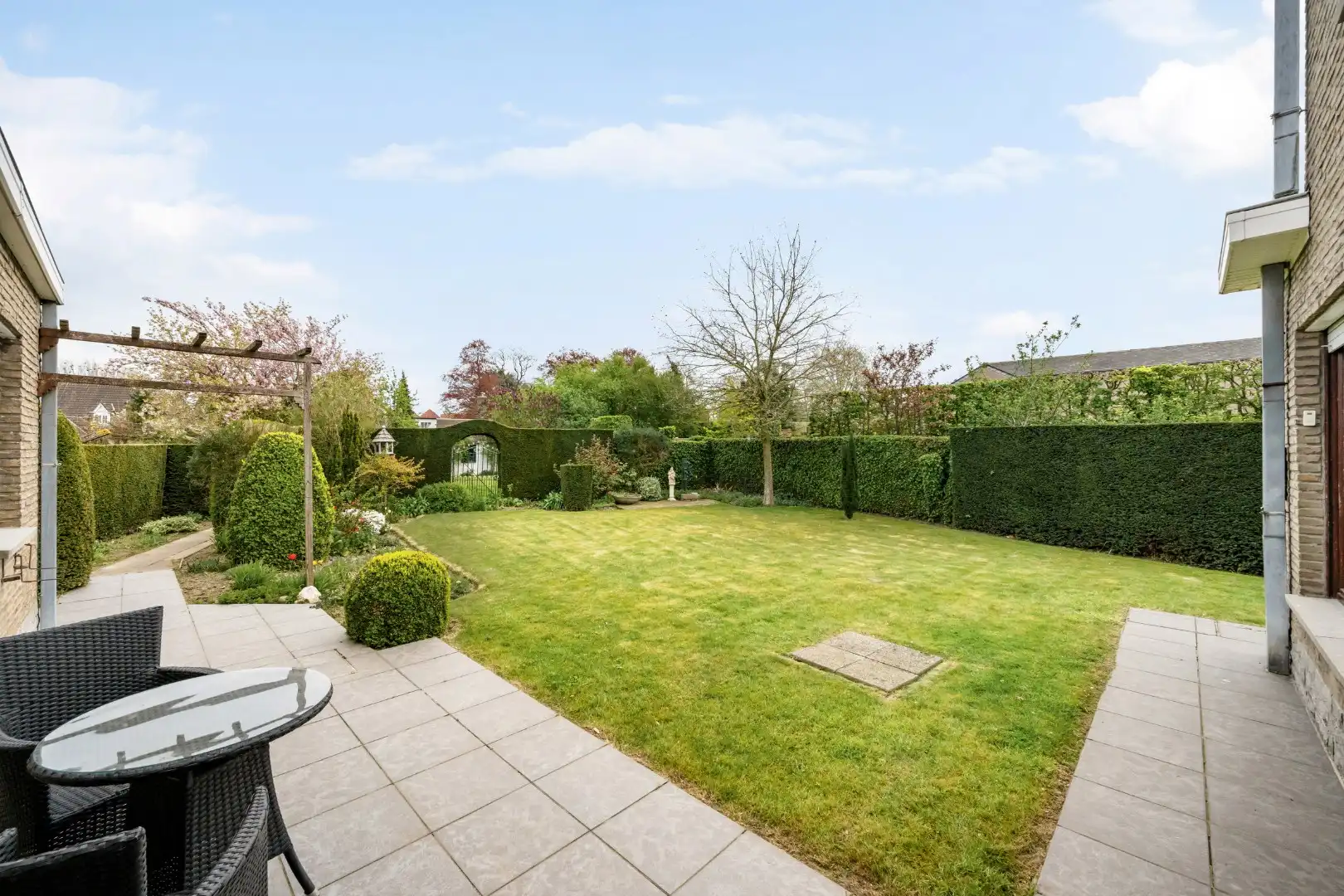 Ruime halfopen woning met 4 slaapkamers, zonnige tuin en garage met oprit in Dadizele foto 3