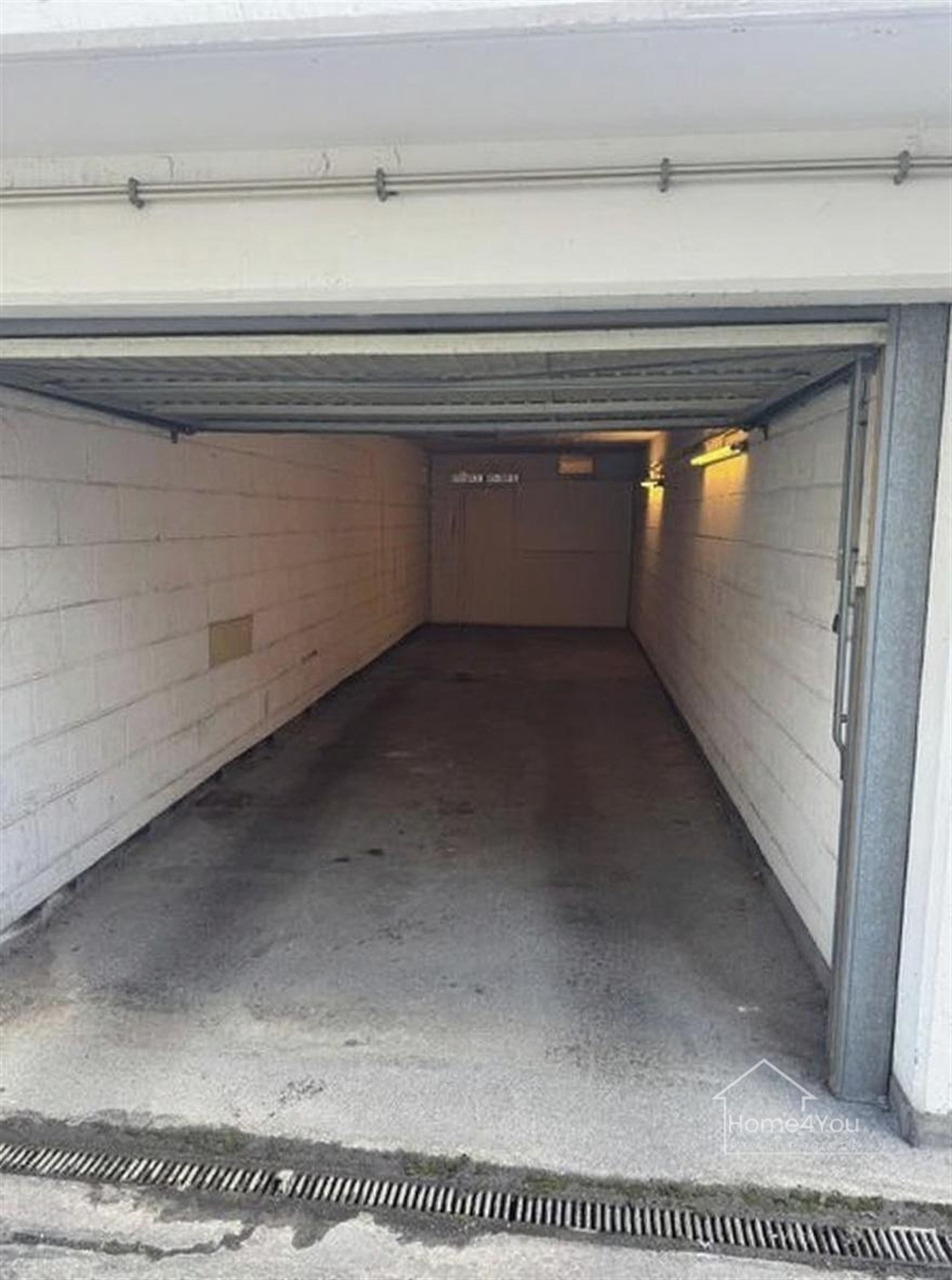 Garage met 2 staanplaatsen incl. een berging foto 2