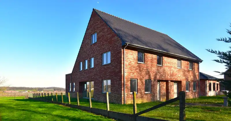 PRACHTIGE NIEUWBOUWWONING MET ZICHT OP DE VELDEN. foto {{pictureIndex}}