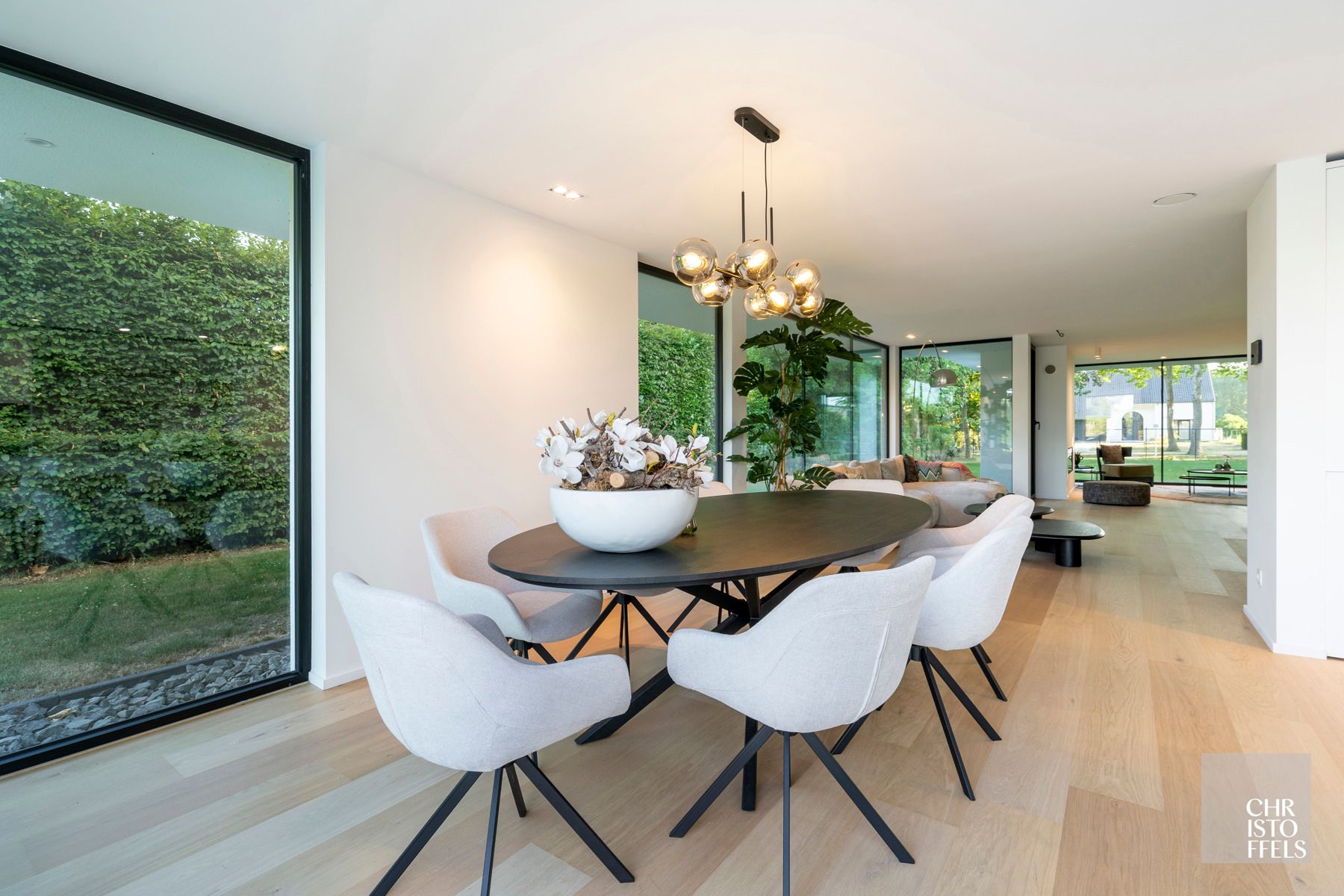 High-end gerenoveerde eigentijdse villa op een perceel van 4.379m² te Hasselt! foto 5