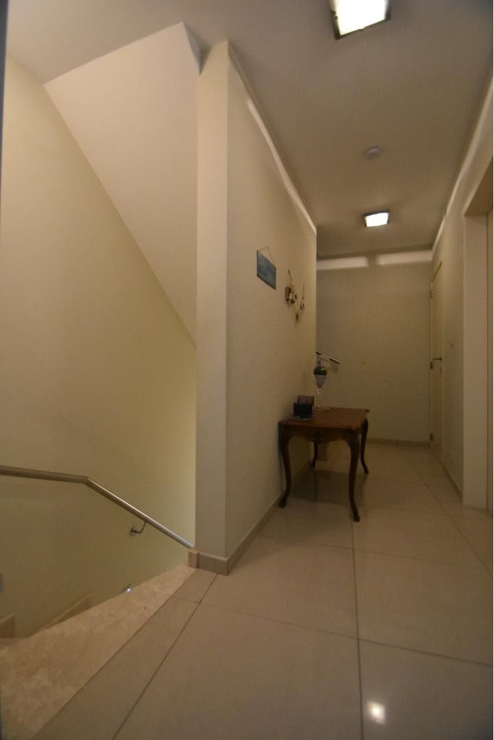 Zeer nette en ruime stadswoning/duplex-appartement met inpandige garage in hartje Bilzen foto 7