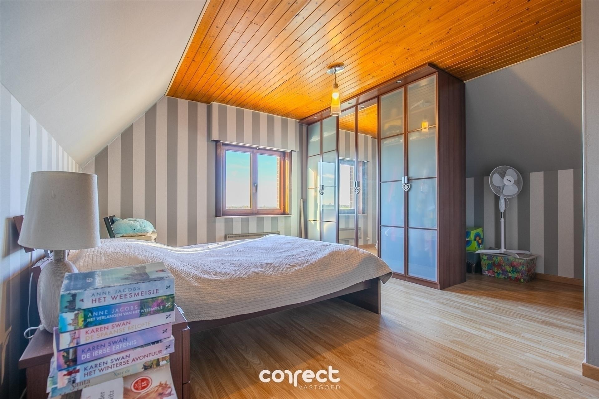 Instapklare open bebouwing met 3 slaapkamers, 2 garages en zicht op de velden! foto 8