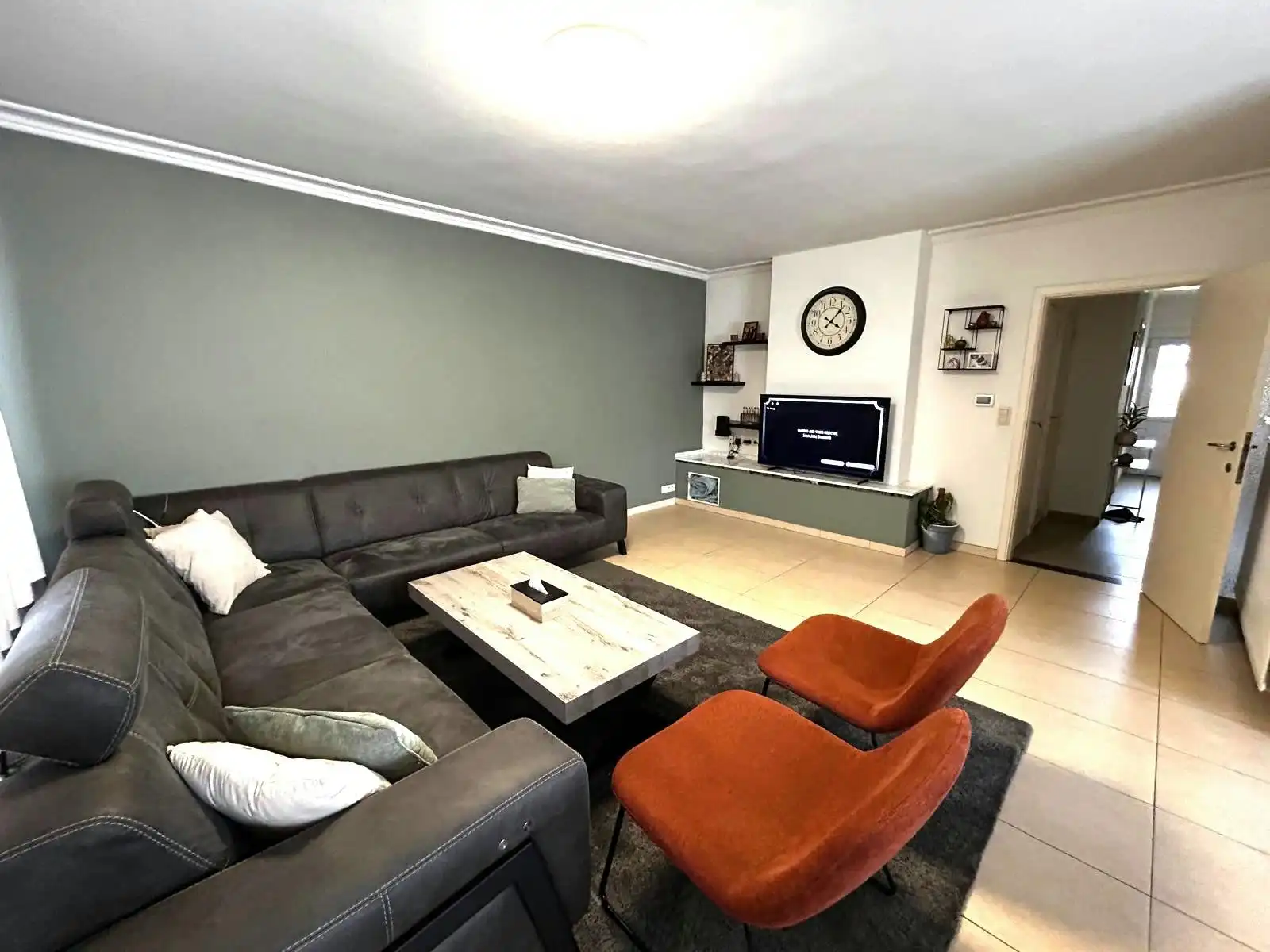 Building met twee verhuurde appartementen en 4 garages foto 2