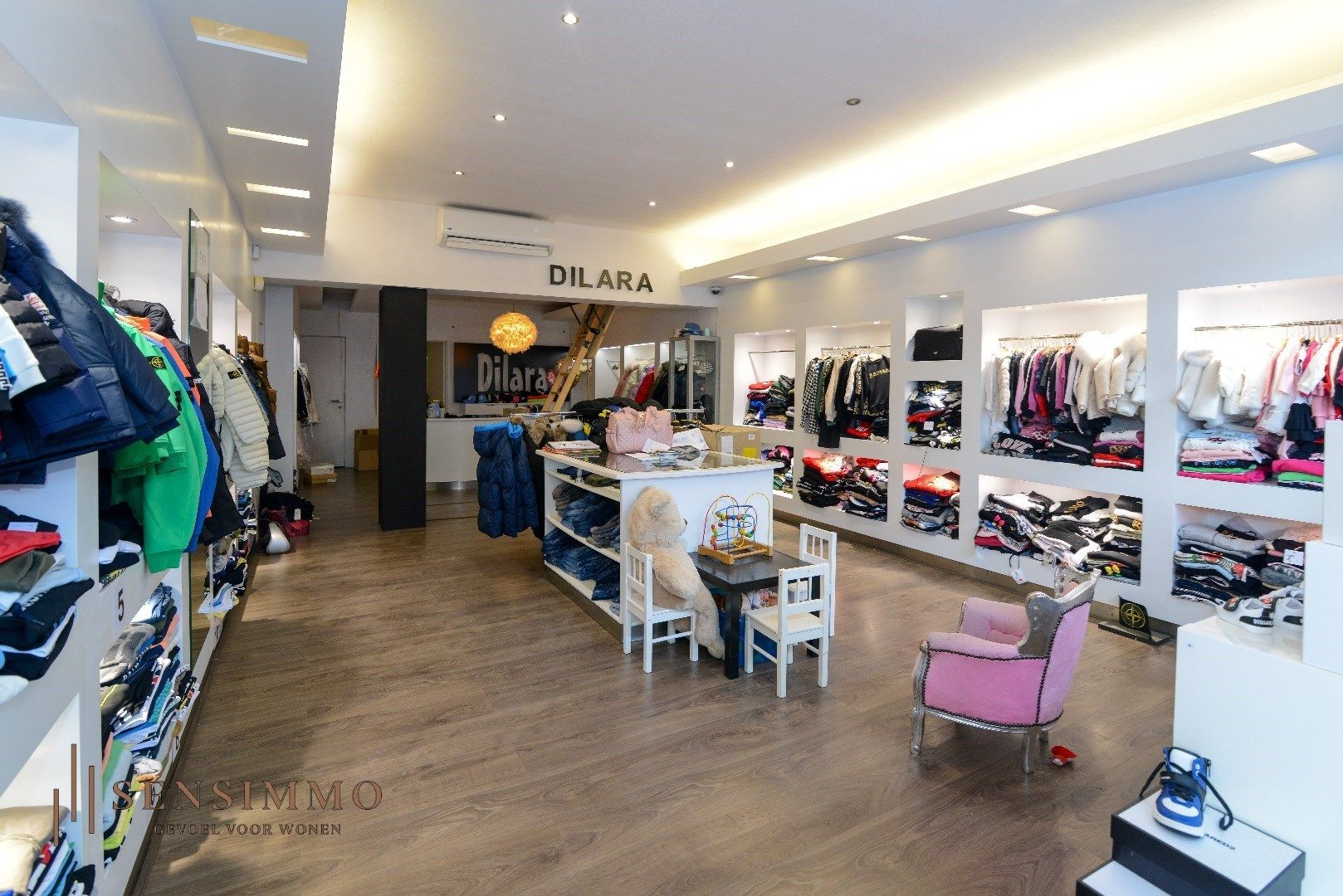 Handelshuis met bovenliggende woonruimte langs Fashion Point foto 5