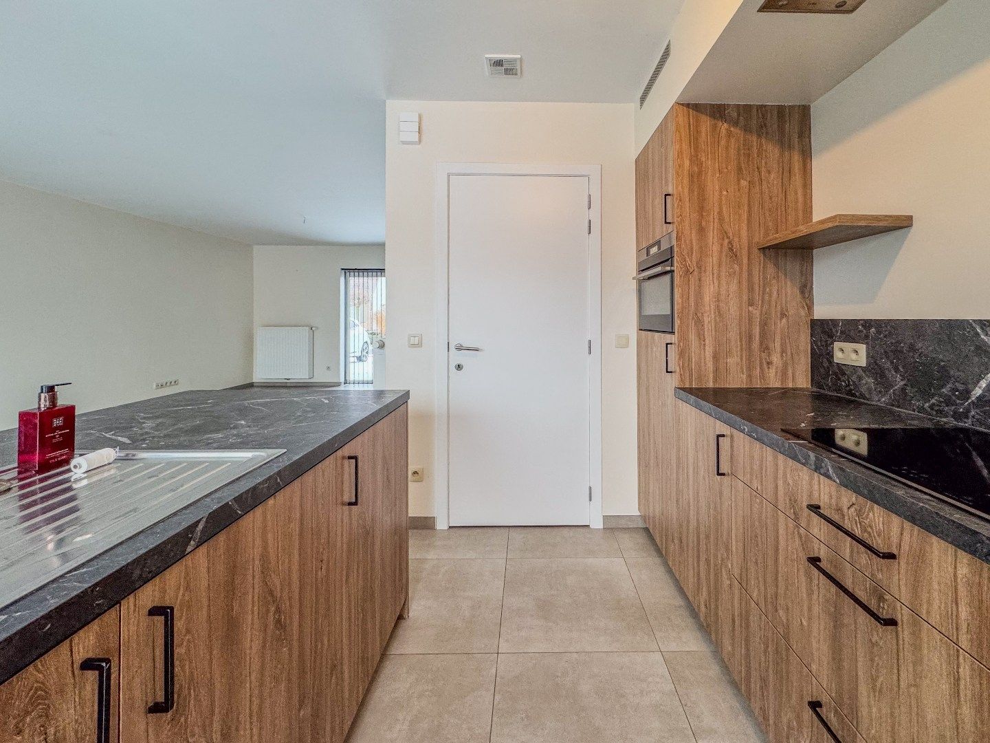 Recente woning met 3 slaapkamers, carport en tuin. foto 7