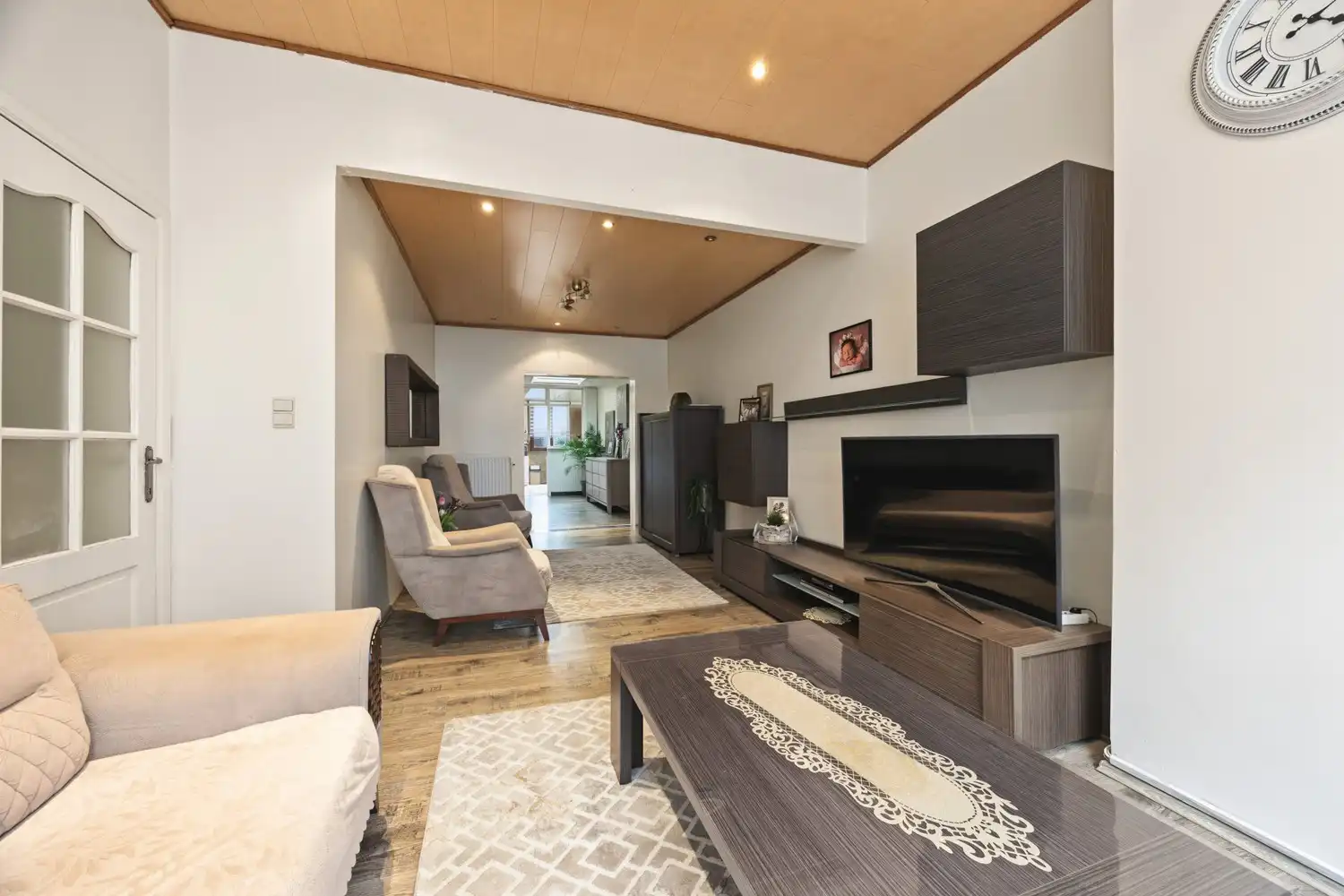 Te renoveren woning met 5 slaapkamers, 2 badkamers en ruime tuin! foto 7