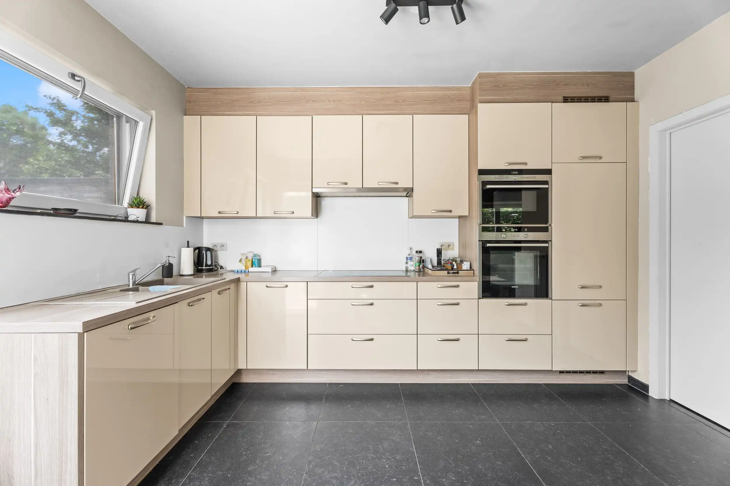 Instapklare halfopen bebouwing met 3 slaapkamers foto 4