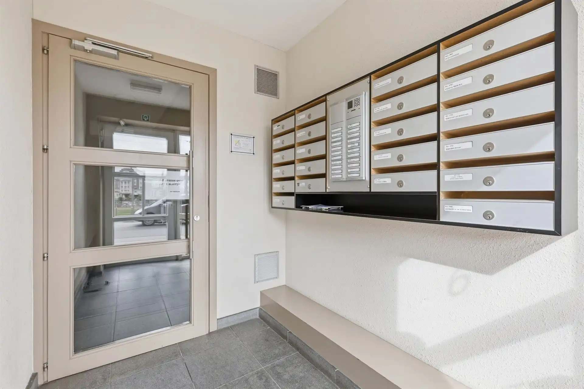 ZUIDGERICHT / VLAK AAN ZEEDIJK  foto 14