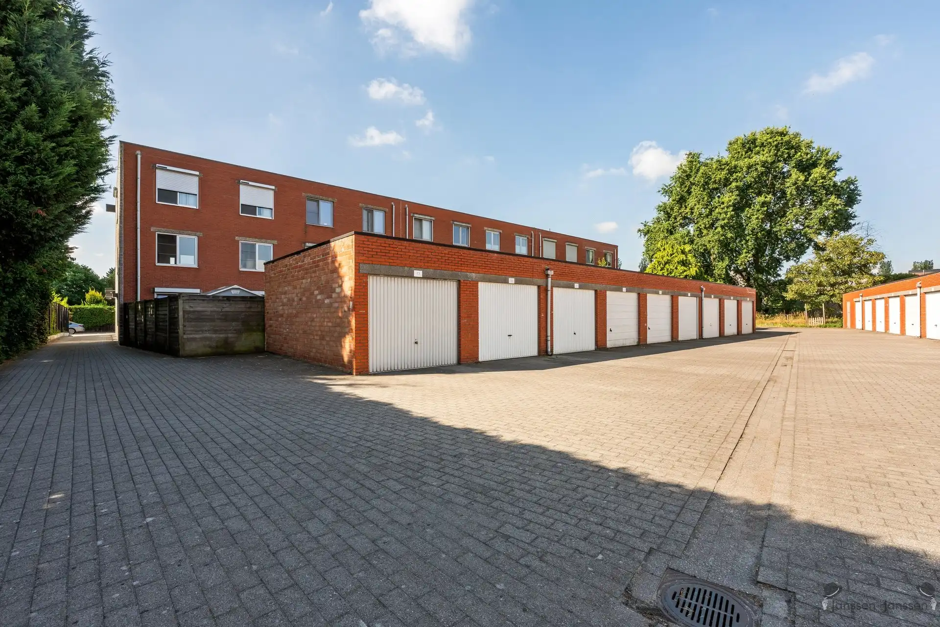 Op te frissen gelijkvloersappartement met 3 slpk's, tuin en garage foto 17