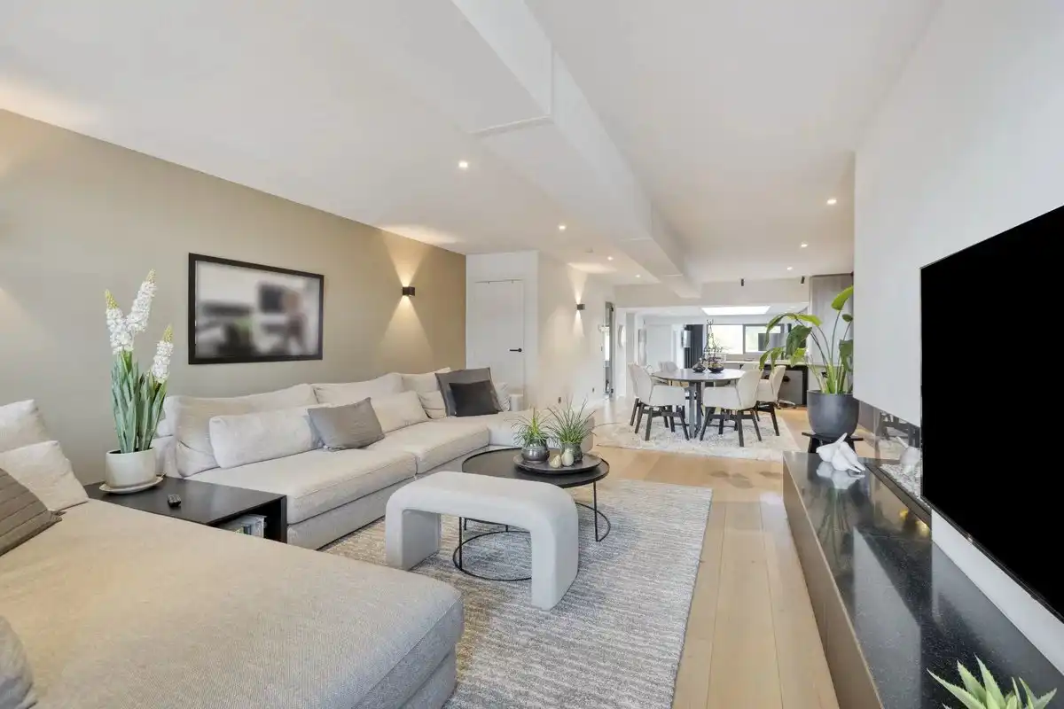 Exclusief triplex appartement met privé-lift en 2 slaapkamers, garage en staanplaats. foto {{pictureIndex}}