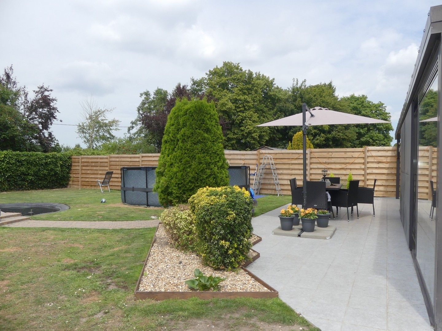 Alleenstaande woning met terras, zongerichte tuin en garage foto 16