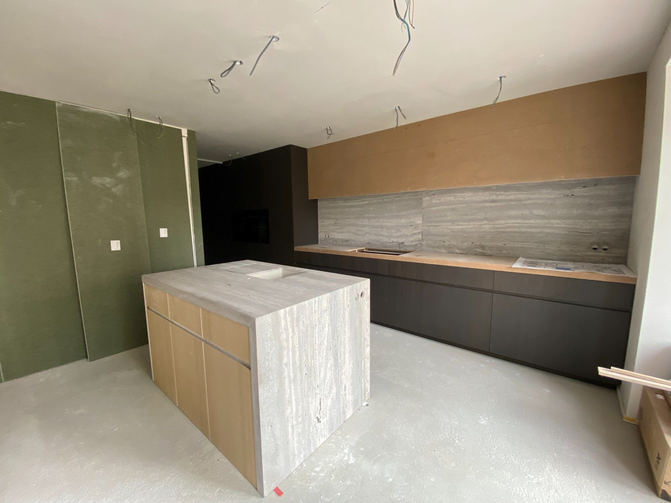  Dit appartement op de eerste verdieping, met een totale oppervlakte van 140 m², bevindt vlakbij de zeedijk en rechtenover de kerk in de Dumortierlaan te Knokke foto 4